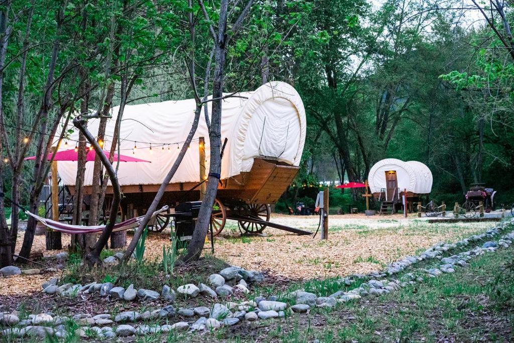 Cozy Wild West Covered Wagon Next To River Grants Pass Exterior foto