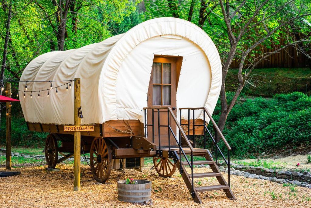 Cozy Wild West Covered Wagon Next To River Grants Pass Exterior foto