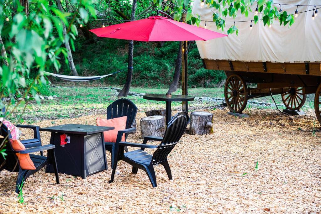 Cozy Wild West Covered Wagon Next To River Grants Pass Exterior foto