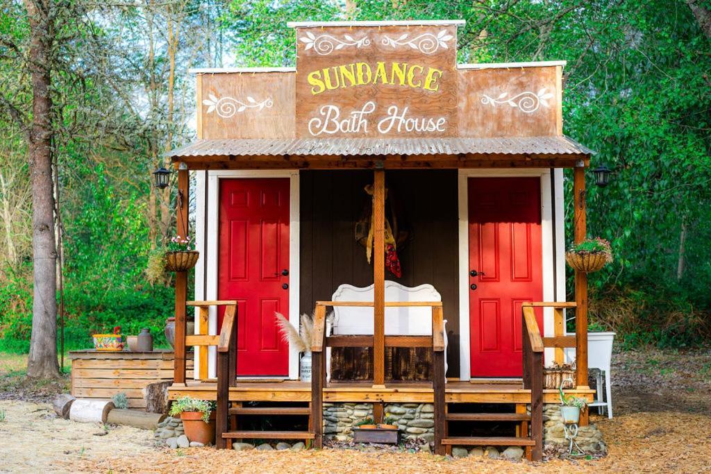 Cozy Wild West Covered Wagon Next To River Grants Pass Exterior foto